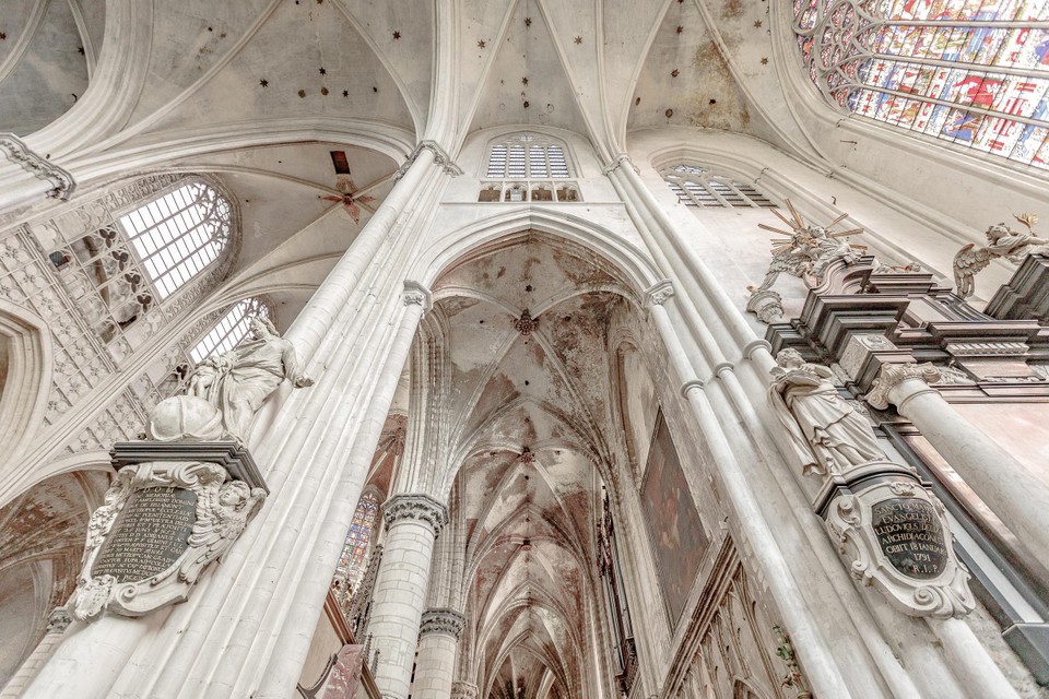 Het interieur van de Sint-Romboutskathedraal in Mechelen.