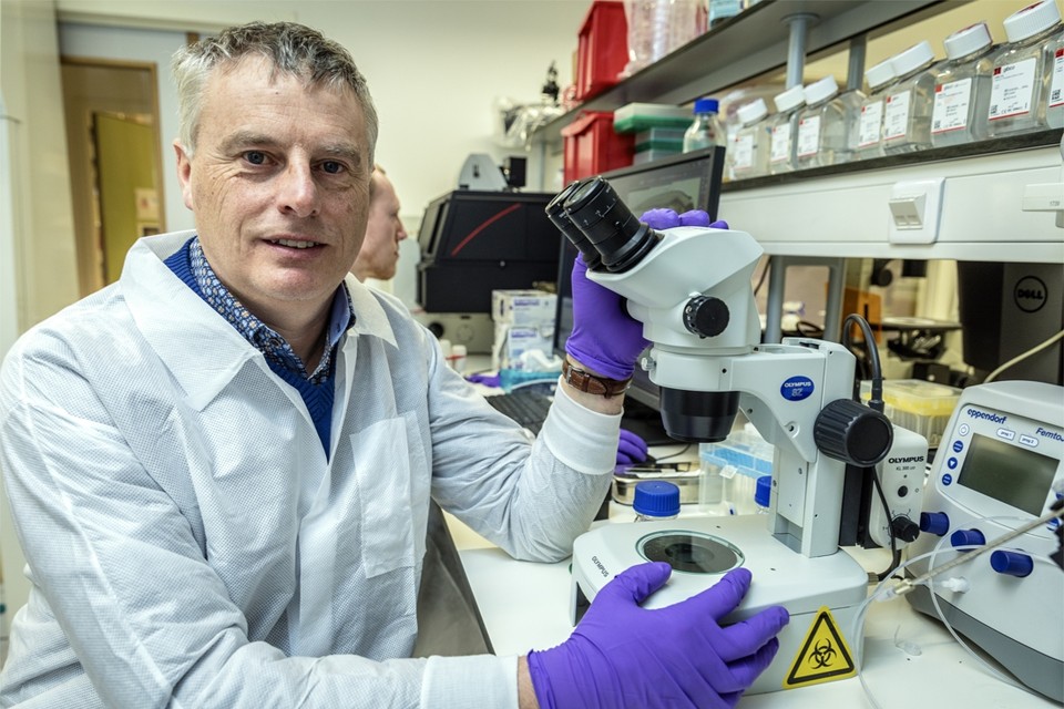 Het Leuvense labo van viroloog Johan Neyts ontwikkelt momenteel aan sneltempo een vaccin tegen het coronavirus. 