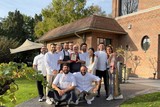 Miniatura: L'intero team de Il divino di Milano con lo Chef Massimo (quarto da sinistra) e la titolare Silvia (da destra) 