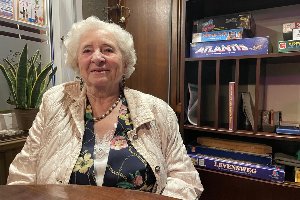 De 93-jarige Linneke Wijns is blij dat er volgende week terug renners door haar dorp denderen. 