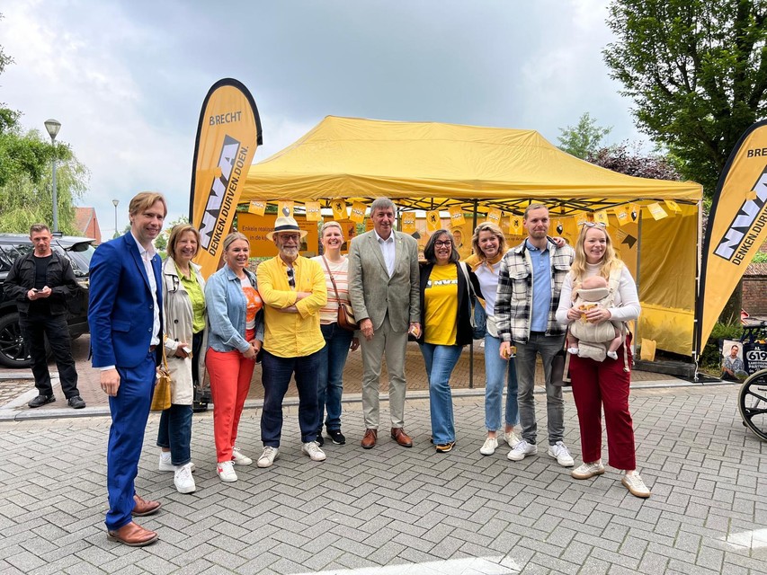 Vlaams minister-president Jan Jambon bezocht op de markt de N-VA-stand die ook op Pinkstermaandag plaatsvond in Sint-Lenaarts.