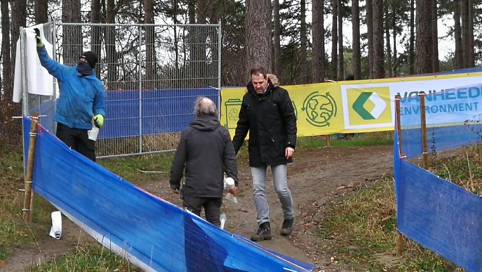 Parcoursmanager Erwin Vervecken (rechts) inspecteert waar er nog banners ontbreken.