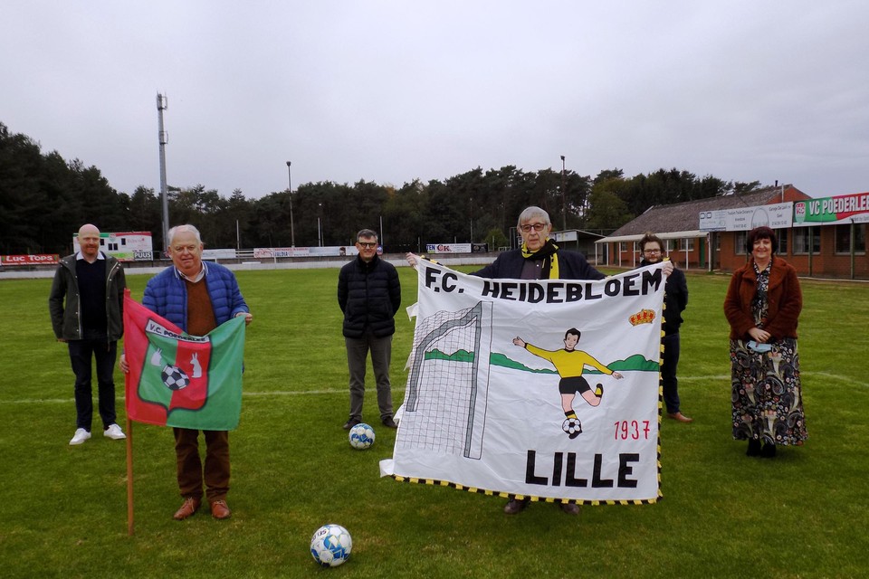 Marc Tegenbos van VC Poederlee en Jef Proost van KFC Lille tonen hun clubvlaggen samen met leden van het gemeentebestuur en William Sas van de jeugdwerking. Beide clubs fuseren tot KVC Lille United en gaan in een vernieuwd complex in Poederlee spelen. 