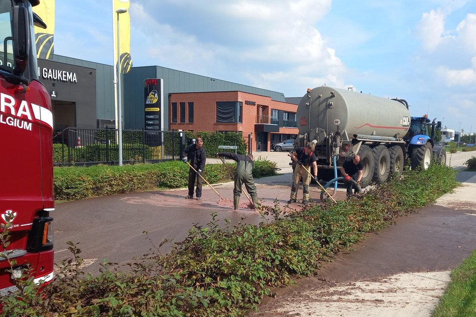 Het deksel van een tankwagen, die afkomstig was van het slachthuis in Olen, was door gisting losgeschoten.