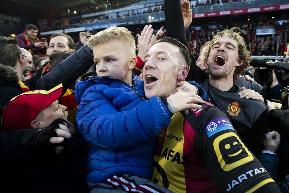 Clément Tainmont en zijn zoontje vieren de promotie met KV Mechelen. 