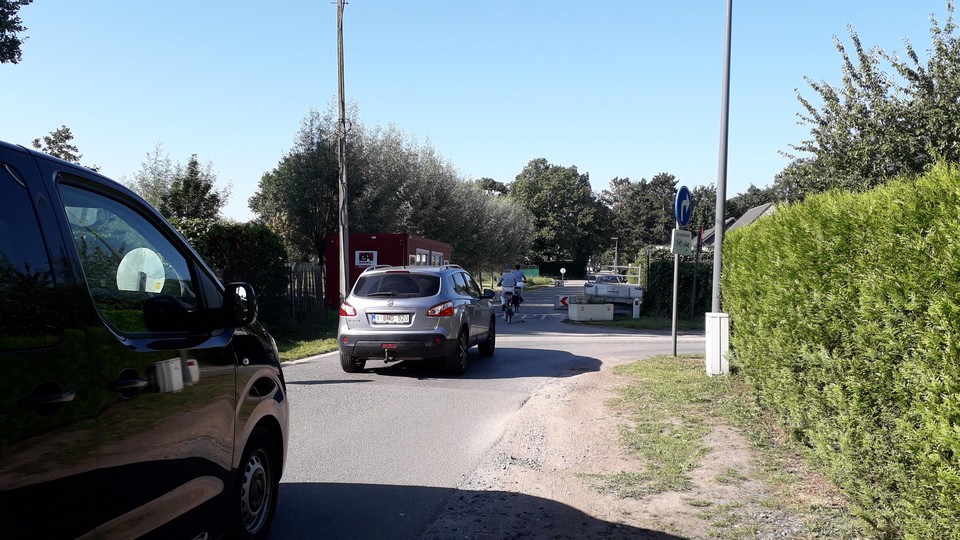 Normaal kan je langs deze kant de Lakvenheidedreef niet in. Die werd in het verleden al als sluuipweg gebruikt.