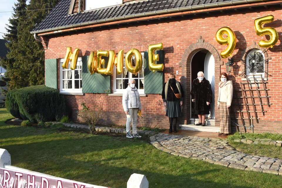 Dochters Ria, Ann en Renhilde pikken hun jarige moeder op voor een ritje langs de talrijke meevierende familieleden.