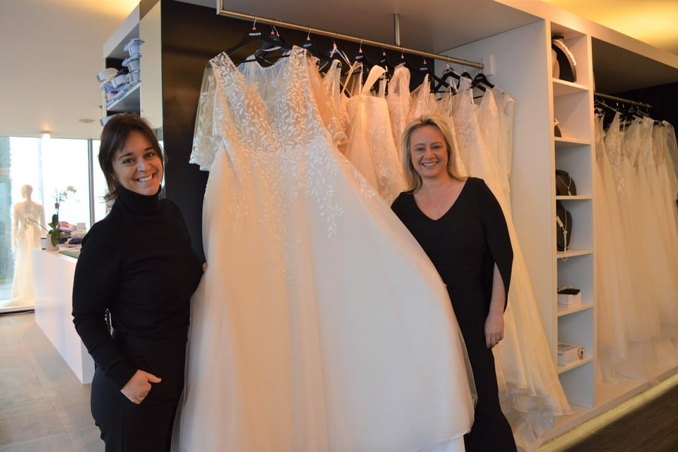 Véronique Aertssen van Cermo Curves met Kelly Van Beylen van Cermo Concept bij een grotere bruidsjurk in de winkel in Zoersel.  