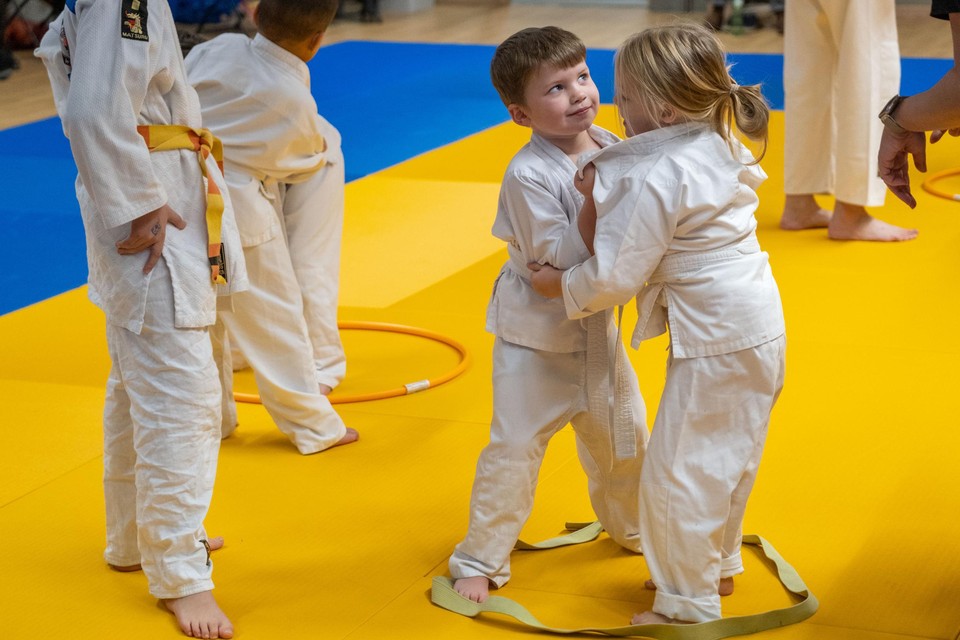 De jongste judoka’s in actie tijdens een training. 