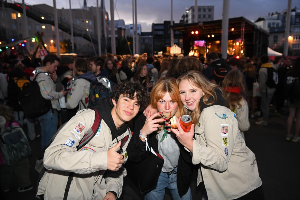 Jongeren van de Scouts samen op de foto.