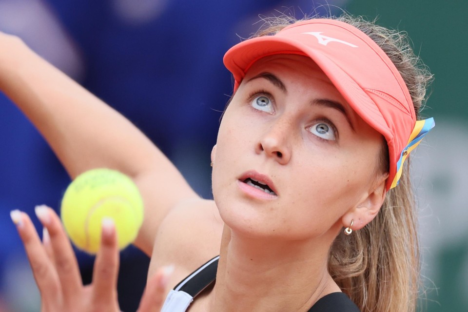 Maryna Zanevska kijkt gefocust naar de bal. Het mocht niet baten.