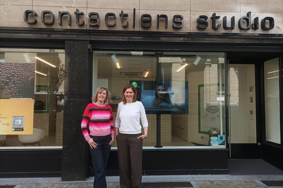 Ann en Kathleen voor de Contactlens Studio in de Orgelstraat. (vlnr.)