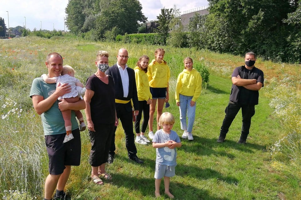 Schepen Bart Julliams (met sjerp), raadslid Benny Eyckmans (rechts), de drie nieuwe ambassadeurs Manse, Amber en Julie (in het geel) en enkele buren verkennen de bijensnelweg naast de ring.
