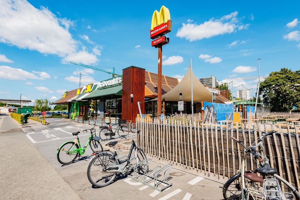 Het huidige restaurant van McDonald’s in de Guido Gezellelaan gaat tegen de vlakte voor nieuwbouw. 