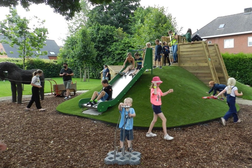 Kinderen leven zich uit op de speelberg bij de kinderclub.