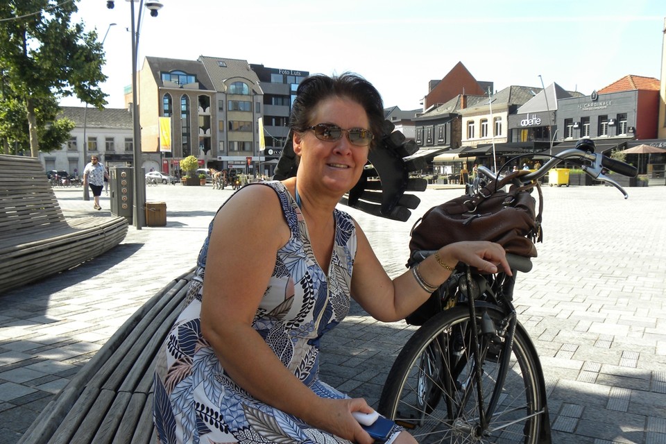 Buurtbewoonster Eva Goovaerts maakt al haar verplaatsingen met de fiets. “Met deze fietszone is het voor de zwakke weggebruiker zeker niet slechter geworden”, vindt ze.