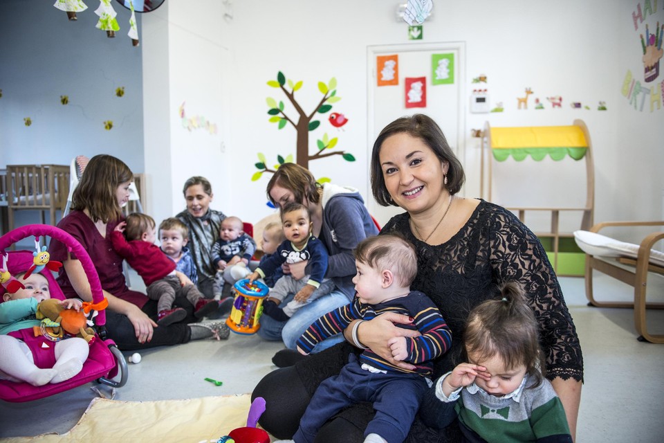 Schepen Ait Daoud in pre-coronatijden op bezoek in de kinderopvang Boelieboe. Zij steunt de vraag rond vaccinatie van de kinderverzorgsters.