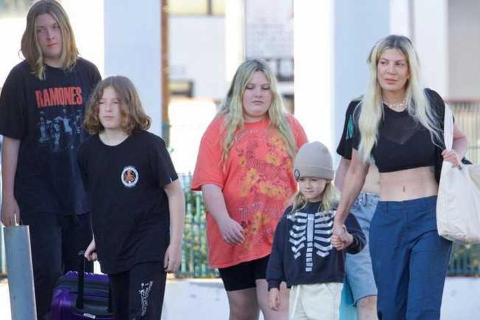 Tori Spelling werd afgelopen weekend met haar vijf kinderen bij een motel gespot.
