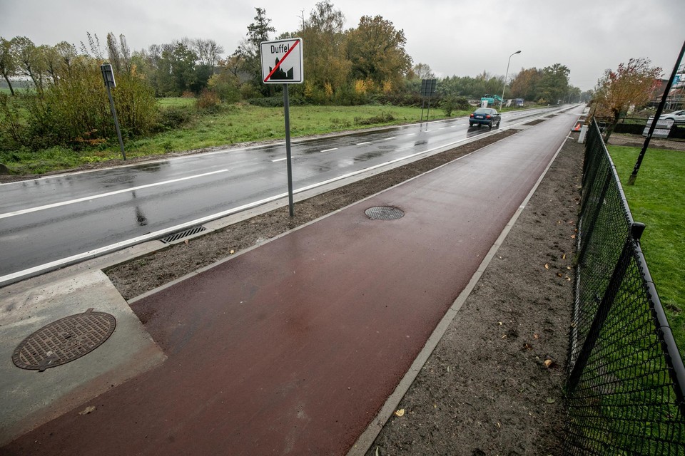De heraangelegde Lintsesteenweg met breed fietspad. 
