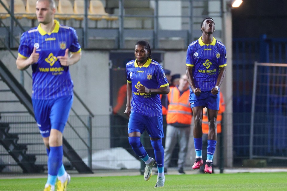 Thierno Barry schreeuwt zijn vreugde uit na zijn doelpunt, Dieumerci Mbokani viert mee. “Als jonge speler begint de vermoeidheid soms wel te wegen.”