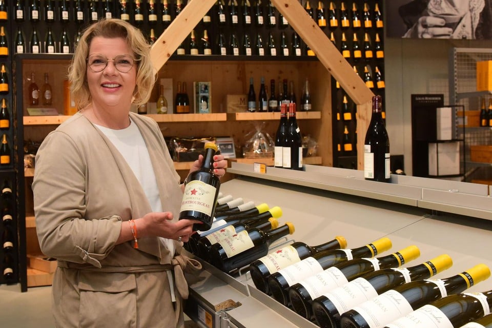 Duurdere wijnen zijn in trek. Marion Van Zon toont een fles van 66,74 euro.