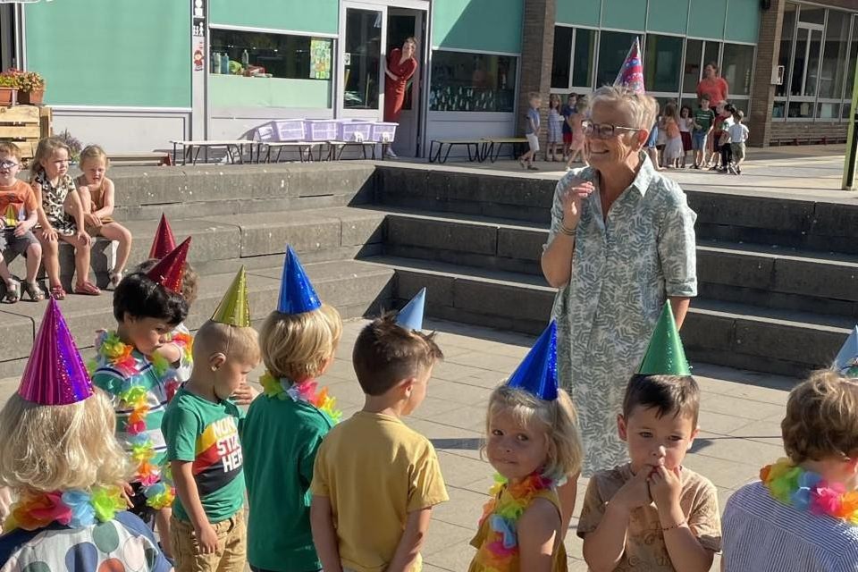 Juf Mieke gaat na 37 jaar als kleuterjuf op basisschool WAVO met pensioen.