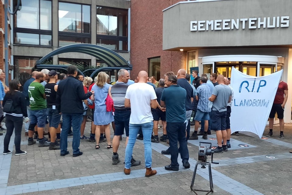 Het protest tijdens de Oud-Turnhoutse gemeenteraad tegen de plannen voor een Nationaal Park werd door tientallen mensen gesteund.
