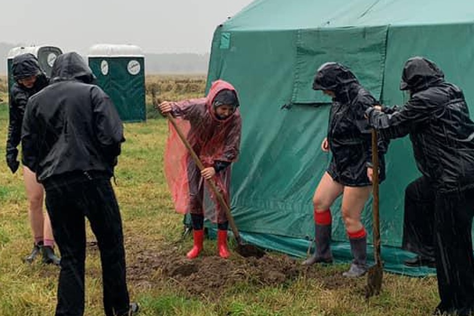 Enkele begeleiders van de Chiro van Gierle groeven tijdens de hevige regenval nog wat greppels rond de tenten op de kampgrond in Leut.