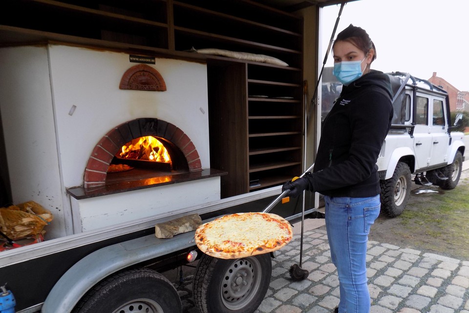 Sanne Jacobs van Ardore uit Beerse toont een kraakverse artisanale pizza, gebakken in een houtoven voor je deur.