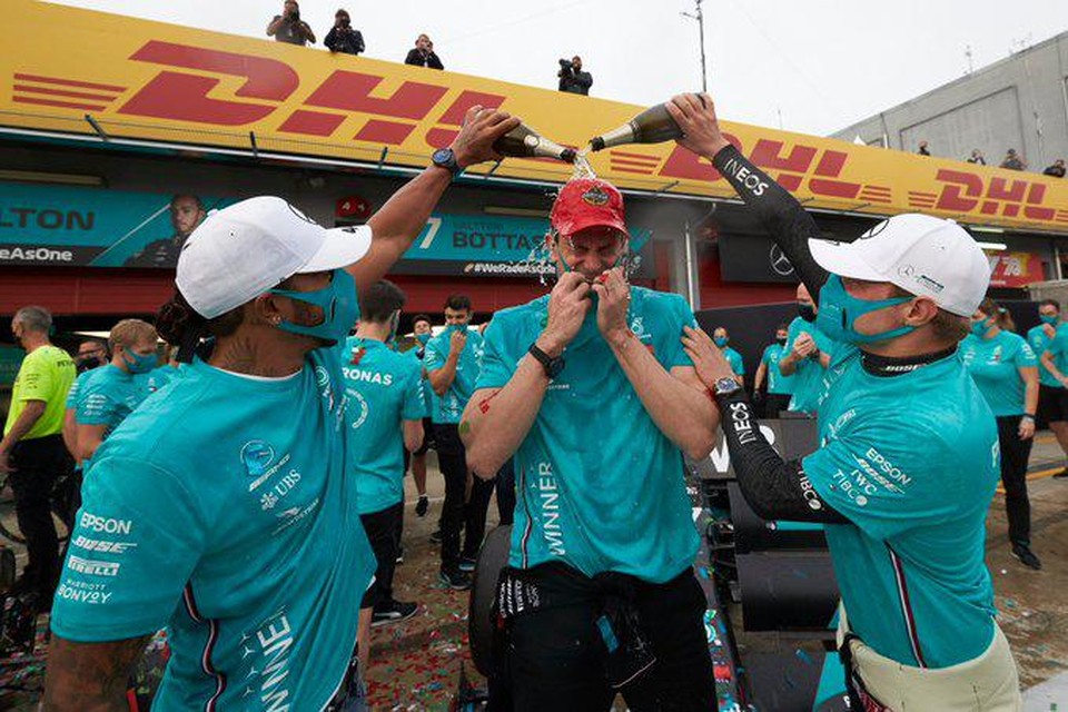 Hamilton en Bottas besprenkelen teambaas Toto Wolff met champagne voor de zevende constructeurstitel op rij voor Mercedes.