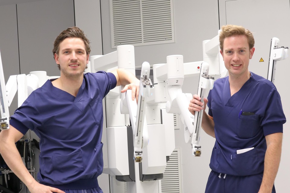 Chirurgen Michael Ruyssers (links) en Ben Gys zetten de robot van Da Vinci in bij abdominale ingrepen aan onder meer buikwand, maag en darmen. 