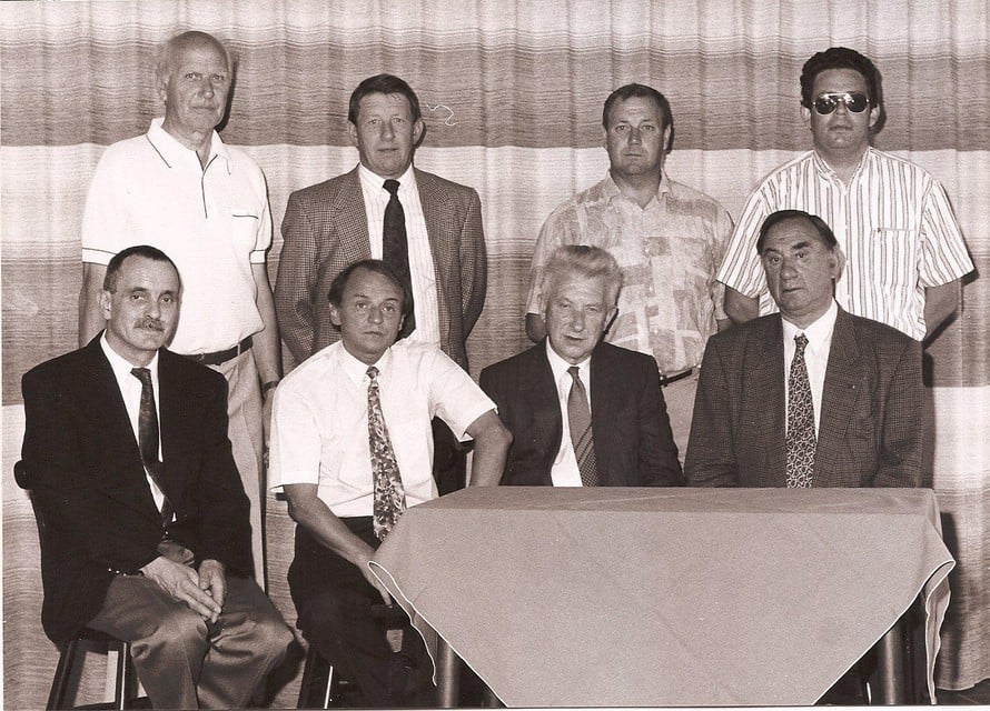 Het dagelijks bestuur van KFC Herentals rond 1991. Staf Ulens is zittend de derde man van links tussen Paul Benijts en Louis Verachtert.