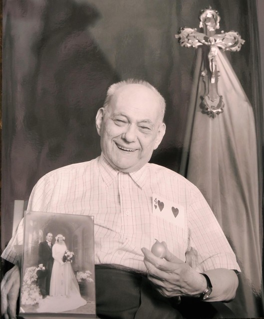 ‘Mijnheer François’ op een foto van enkele jaren geleden, met een portret van zijn ouders en een kruisbeeld, want hij was heel gelovig en ging jaarlijks meermaals op bedevaart.