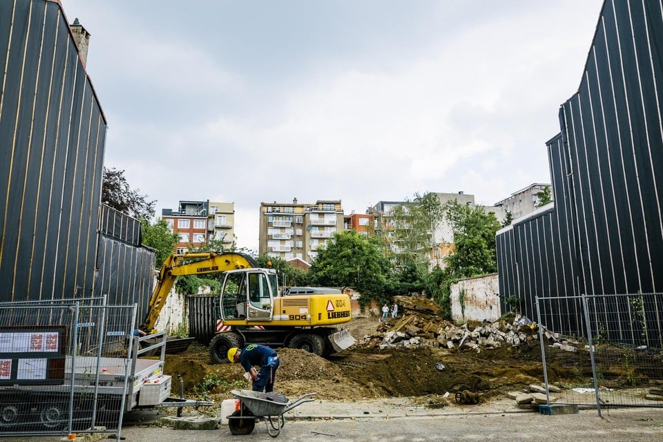 Op het lapje grond in de Mellaertsstraat zullen vier nieuwbouwwoningen en een ondergrondse parking komen.