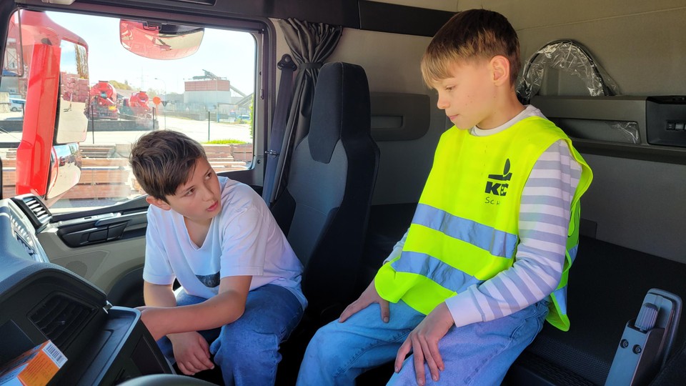 Alexander en Gabriël ontdekken het waarschuwingssysteem in de cabine van de vrachtwagen.