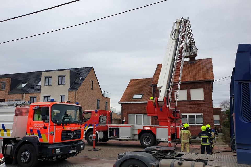 De brandweer voorkwam dat het vuur zich kon uitbreiden.
