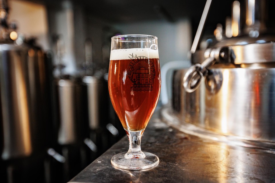 Brughuis Barrel Aged is een kastanjebruin biertje. 