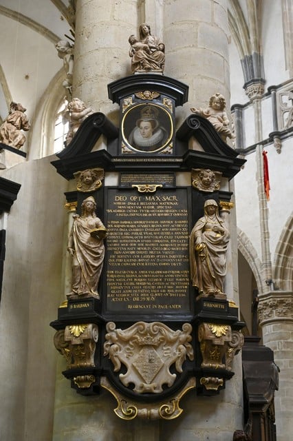 Het gerestaureerde epitaaf van de hofdames van Mary Stuart. Het hangt niet bij de tentoonstelling, maar in de kerk zelf.