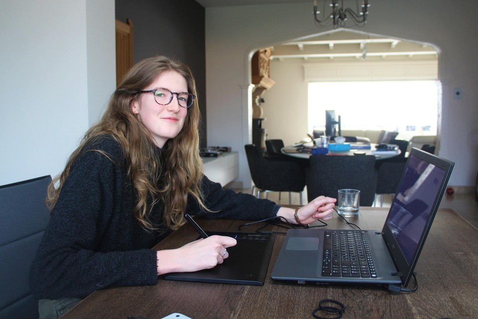 Studente Evi De Beckker geeft wiskundeles via de computer en een speciale tablet.