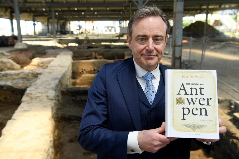“Een Waalse premier die de rode loper uitrolt voor panda’s in de eigen kieskring vroeg om een kwinkslag,” aldus De Wever.