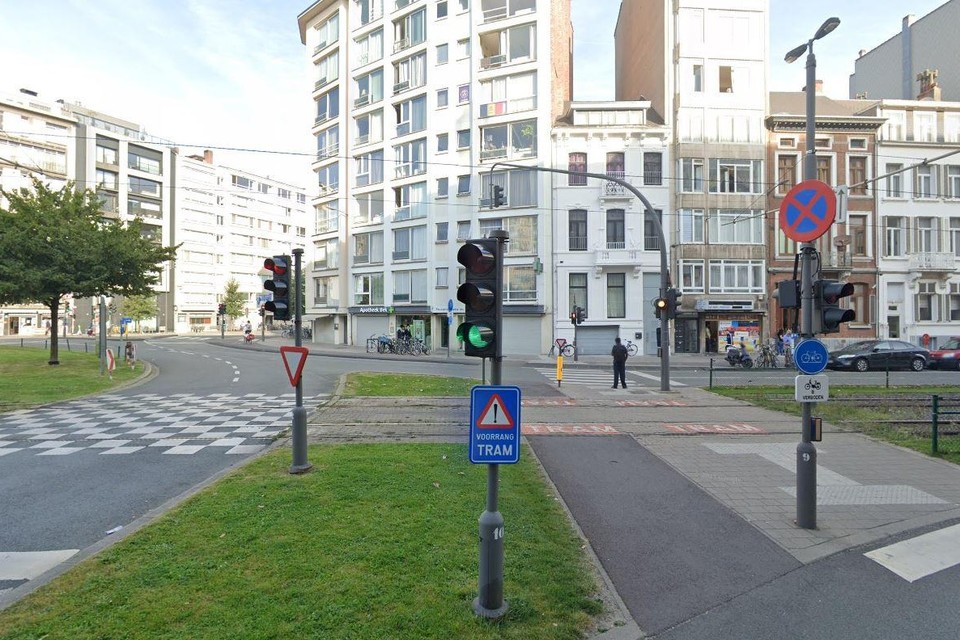 Op de Belgiëlei is dinsdagmiddag een 12-jarige jongen levensgevaarlijk gewond geraakt bij een aanrijding door een tram. 
