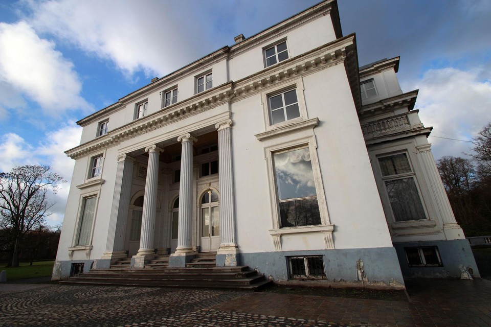 Het kasteel Hof ter Linden, dat aan renovatie toe is.