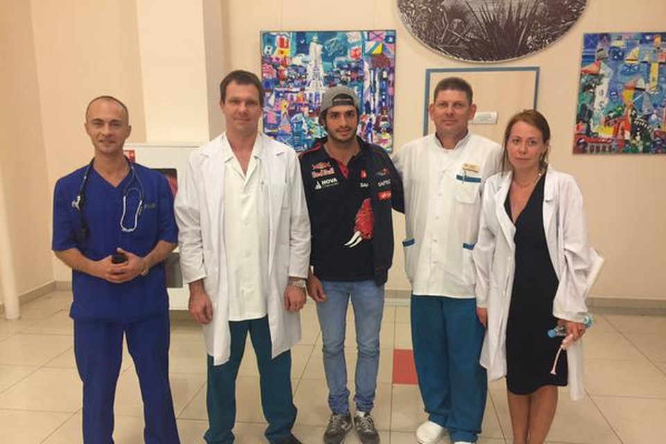 Carlos Sainz met het medisch personeel
