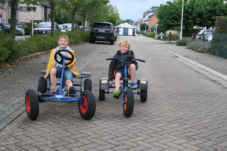 Deze kinderne mochten met hun go-carts zonder gevaar in het midden van de Frans Van Schevensteenstraat rijden.  