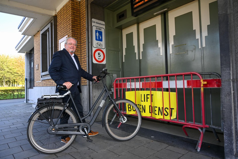 Net als veel Antwerpenaars die de Schelde moeten kruisen, stoort van Peel zich aan onder meer de defecte liften van de voetgangerstunnel. 