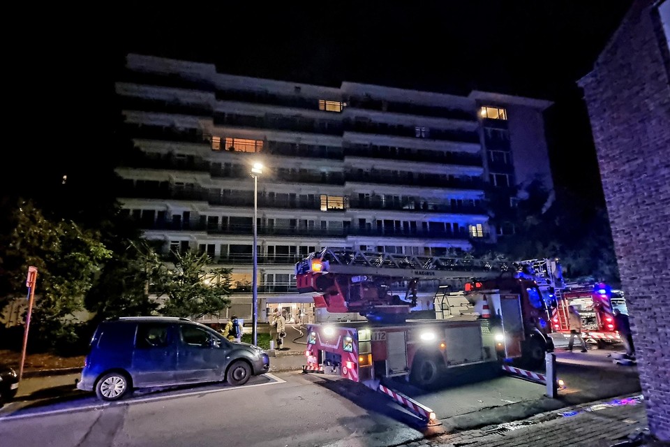 De brandweer kon vermijden dat het vuur naar de eigenlijke flat oversloeg