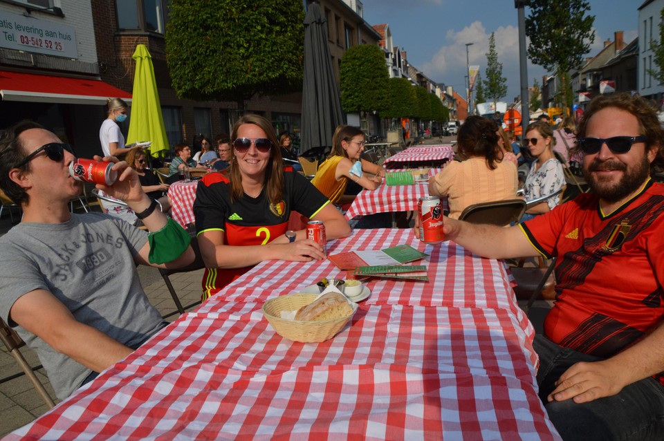 Snel nog een Italiaanse pizza bij de Buon Gusto, denken deze Duivelsfans.