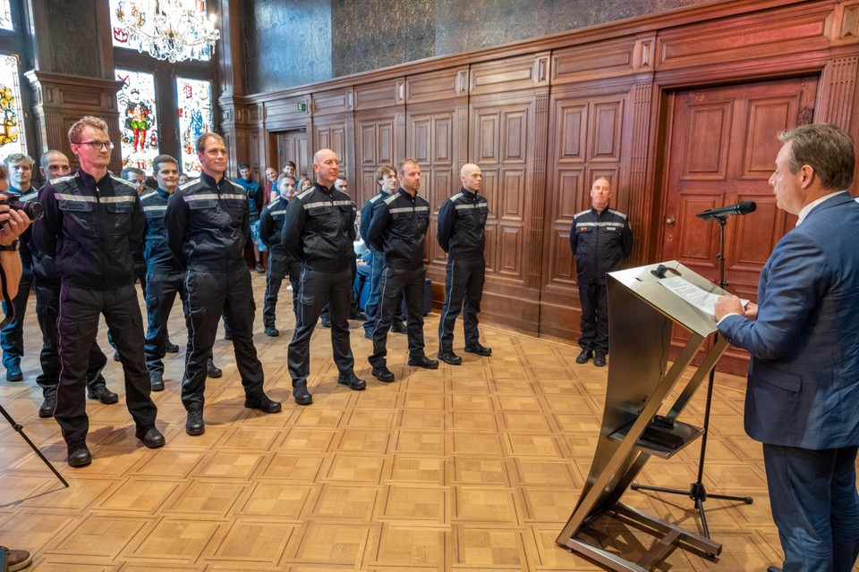 Antwerps burgemeester Bart De Wever spreekt de nieuwe rekruten toe. 