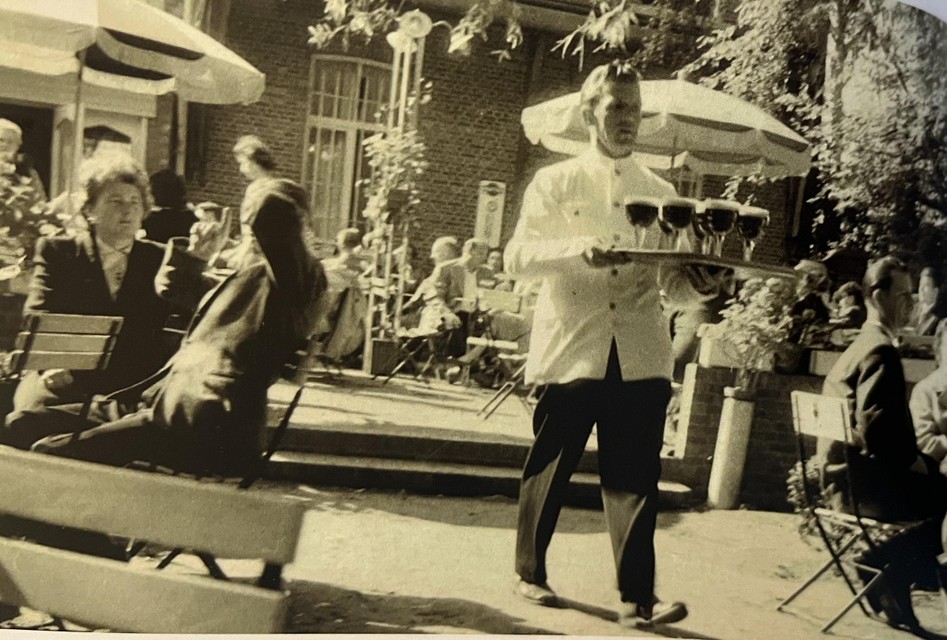 Richard Janssens voorziet de klanten van een Westmalle Dubbel op het terras van het vroeger Café Trappisten.