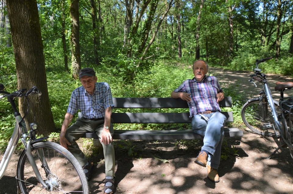 Leo Cautereels (rechts) op de bank in het Zoerselbos. Hij zit zelf in het comité dat de natuurherinrichting begeleidt.